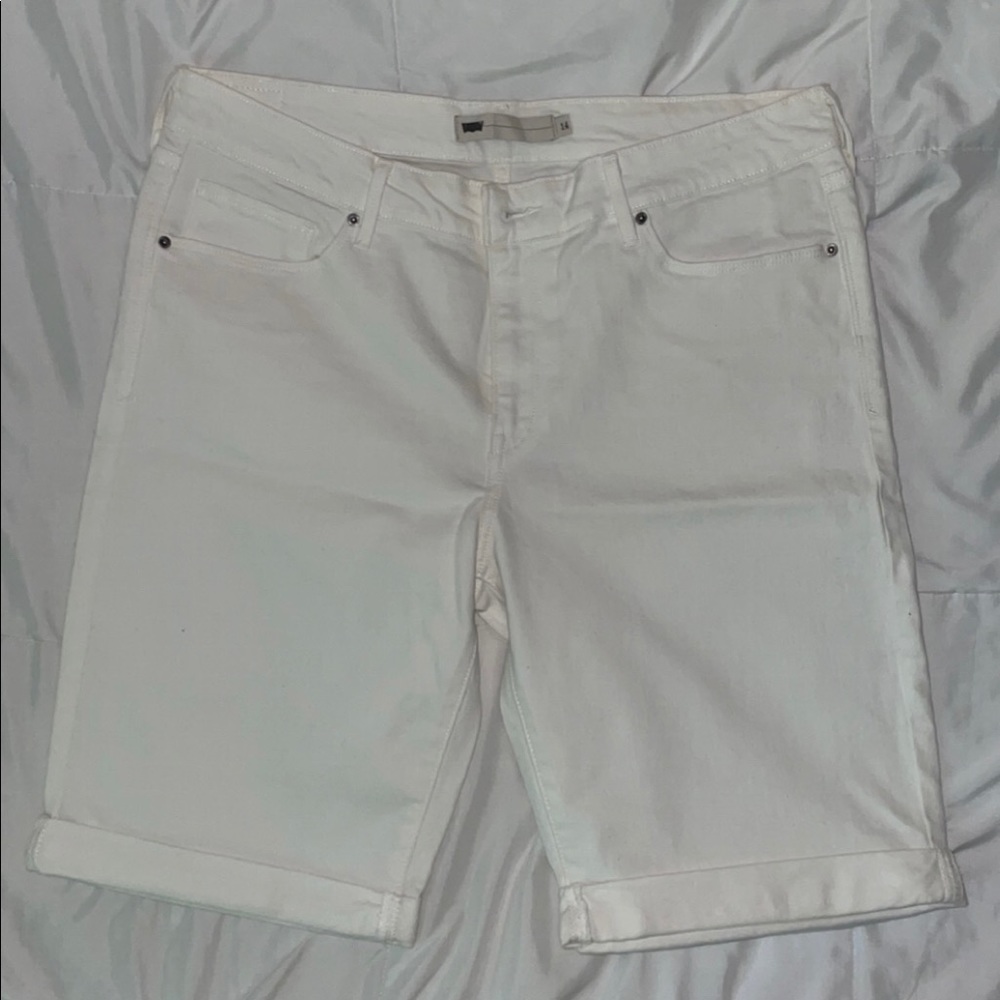 Levi’s white Bermuda shorts size 14 rarely worn.